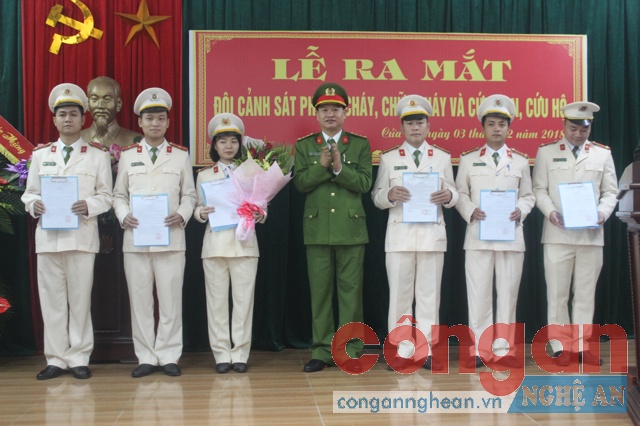 Đại tá Hồ Minh Thắng, Trưởng Công an TX Cửa Lò trao quyết định, tặng hoa cho Đội Cảnh sát PCCC&CNCH