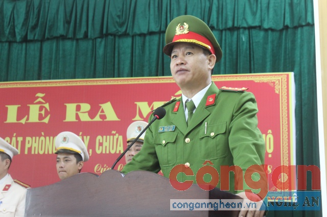 Đại tá Hồ Minh Thắng, Trưởng Công an TX Cửa Lò phát biểu giao nhiệm vụ cho Đội Cảnh sát PCCC&CNCH