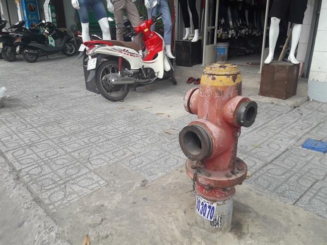 Một trụ nước cứu hỏa bị hư hỏng, mất nắp trên đường Quang Trung, phường 10, quận Gò Vấp.
