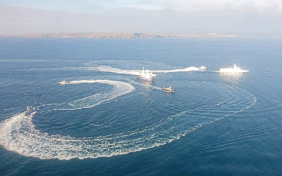 Cơ quan an ninh Liên bang Nga công bố hình ảnh về vụ bắt giữ 3 tàu hải quân Ukraine. (Ảnh: TASS)