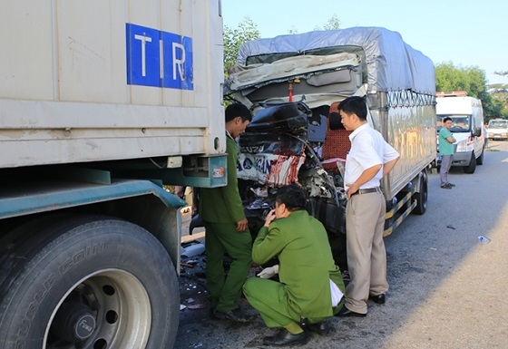 Vụ tai nạn khiến tài xế và phụ xe tải tử vong, mắc kẹt trong cabin.