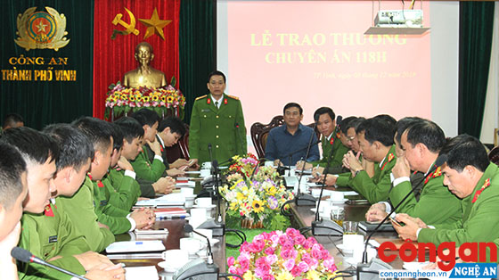Đồng chí Đại tá Nguyễn Mạnh Hùng, Phó Giám đốc Công an tỉnh chỉ đạo Ban chuyên án tiếp tục đấu tranh, mở rộng.