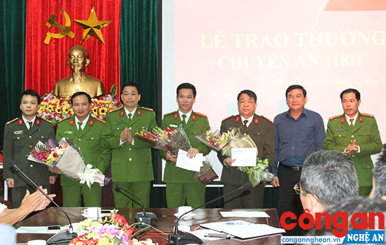 Đồng chí Đại tá Nguyễn Mạnh Hùng, Phó Giám đốc Công an tỉnh và đồng chí Hà Thanh Tĩnh, Phó Chủ tịch UBND TP Vinh chúc mừng và trao thưởng cho Ban chuyên án.