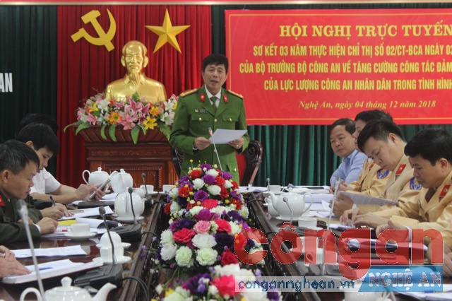 Đồng chí Đại tá Lê Quốc Báo, Phó Giám đốc Công an tỉnh trình bày tham luận tại Hội nghị trực tuyến