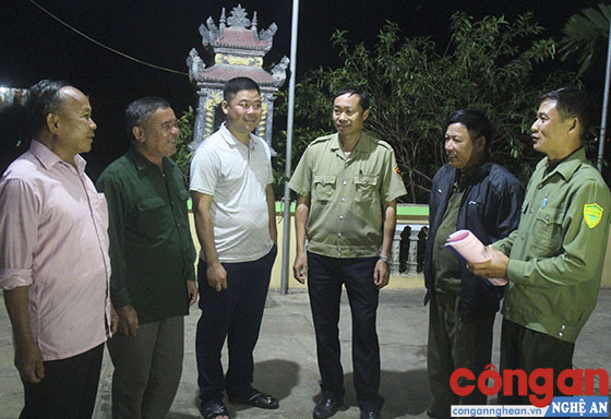 Ban Công an xã Nghĩa Phúc trao đổi với đại diện họ Trương về công tác đảm bảo an ninh trật tự trên địa bàn