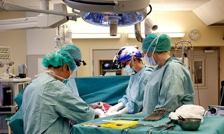 Các bác sĩ Thụy Điển chuẩn bị trước một ca phẫu thuật cấy ghép tử cung từ người hiến tặng còn sống. Ảnh: AP