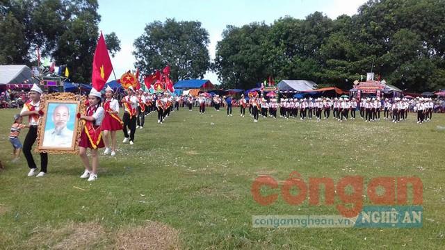 Thiếu niên, nhi đồng thôn 2 (Bến Đén) tham dự duyệt nghi thức Đội  kỷ niệm 73 năm Cách mạng tháng 8 và Quốc khánh 2/9