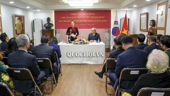 Chủ tịch Quốc hội Nguyễn Thị Kim Ngân thăm hỏi cán bộ, nhân viên Đại sứ quán Việt Nam và cộng đồng người Việt tại Hàn Quốc