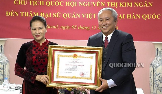 Nhân dịp này, Chủ tịch Quốc hội Nguyễn Thị Kim Ngân đã trao Huân chương Lao động hạng Nhì cho Đại sứ Việt Nam tại Hàn Quốc Nguyễn Vũ Tú