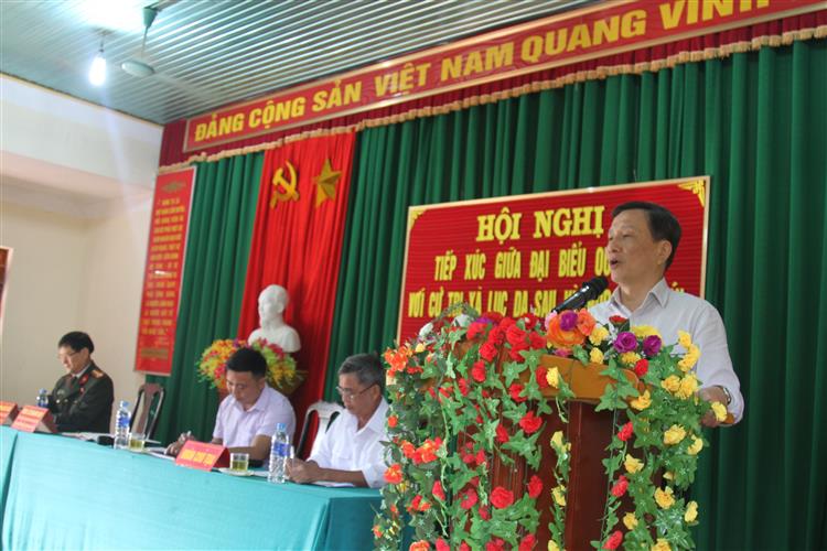 Đồng chí Lê Quang Huy Đoàn ĐBQH tỉnh báo cáo kết quả của Kỳ họp thứ sáu, Quốc hội khoá XIV, cử tri tại xã Lục Dạ.