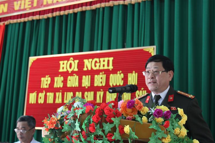 Đồng chí Đại tá Nguyễn Hữu Cầu - Ủy viên Ban Thường vụ Tỉnh uỷ, Giám đốc Công an tỉnh Nghệ An trả lời các ý kiến chất vấn của cử tri.