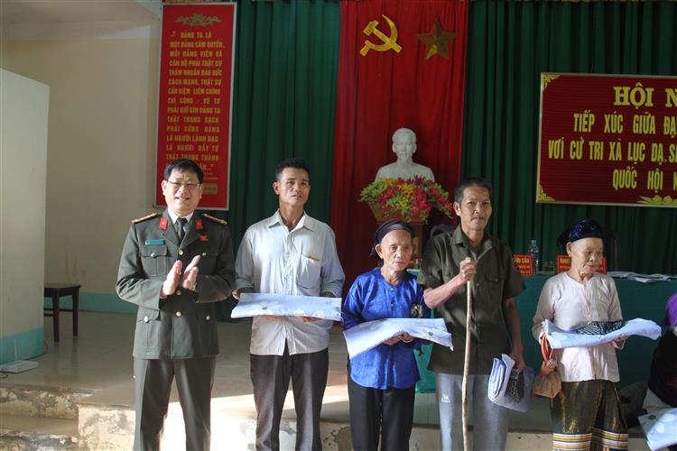 Đồng chí Đại tá Nguyễn Hữu Cầu tặng quà cho một số hộ gia đình có hoàn cảnh khó khan tại xã Lục Dạ