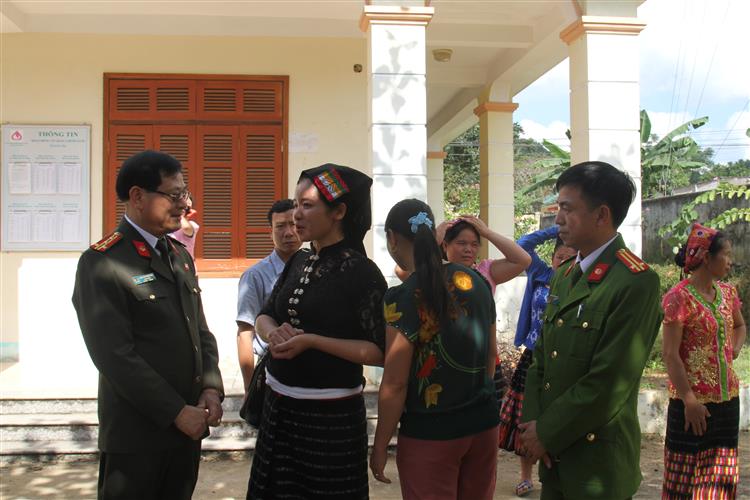 Đồng chí Đại tá Nguyễn Hữu Cầu, Giám đốc Công an tỉnh gặp gỡ tiếp xúc các cử tri