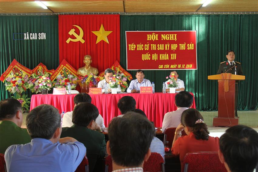 Đồng chí Đại tá Nguyễn Hữu Cầu - Ủy viên Ban Thường vụ Tỉnh uỷ, Giám đốc Công an tỉnh Nghệ An trả lời các ý kiến chất vấn của cử tri.