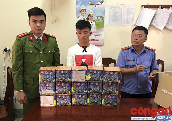 Lực lượng chức năng bắt giữ đối tượng Hoàng Văn Cương (X) cùng tang vật