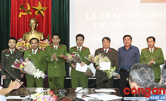Đồng chí Đại tá Nguyễn Mạnh Hùng, Phó Giám đốc Công Công an tỉnh trao thưởng cho Ban chuyên án 118H