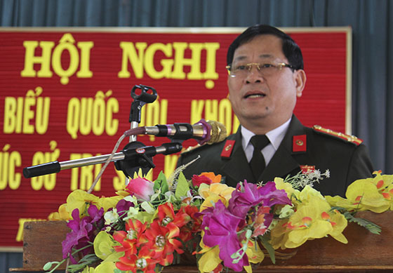 Đại tá Nguyễn Hữu Cầu - Ủy viên Ban Thường vụ Tỉnh ủy, Giám đốc Công an tỉnh Nghệ An trả lời những ý kiến của cử tri.