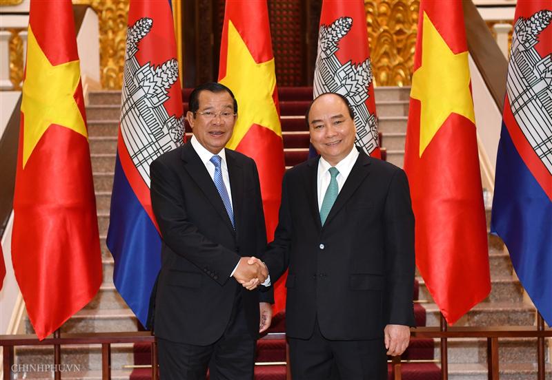 Thủ tướng Nguyễn Xuân Phúc và Thủ tướng Vương quốc Campuchia Samdech Techo Hun Sen. Ảnh: VGP/Quang Hiếu