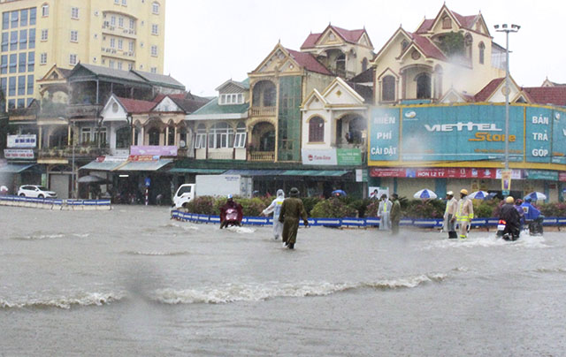 Tại vòng xuyến giao cắt Quốc lộ 46, phường Cửa Nam bị ngập lụt nặng