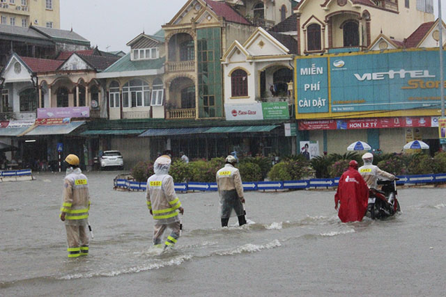 Các CBCS Đội CSGT,TT Công an TP Vinh đã huy động 100% quân số tỏa ra các tuyến đường bị ngập lụt nghiêm trọng giúp người dân đẩy xe và điều tiết giao thông