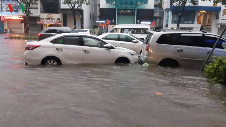 Ô tô bị mắc kẹt giữa đường phố Đà Nẵng do đường ngập sâu.