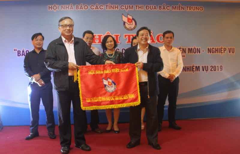 Trao cờ cụm trưởng thi đua năm 2019 cho Hội Nhà báo tỉnh Thừa Thiên Huế