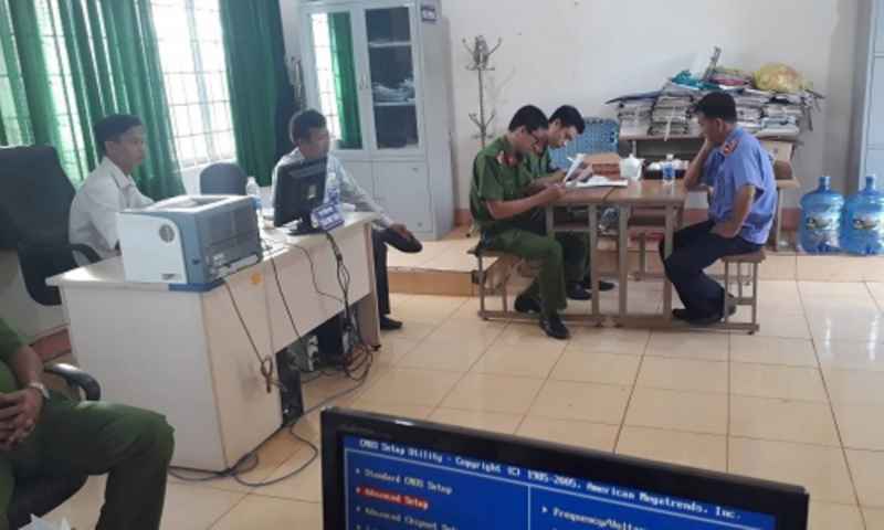 Cơ quan chức năng tổ chức khám xét tại nơi làm việc của Trần Thị Hoài