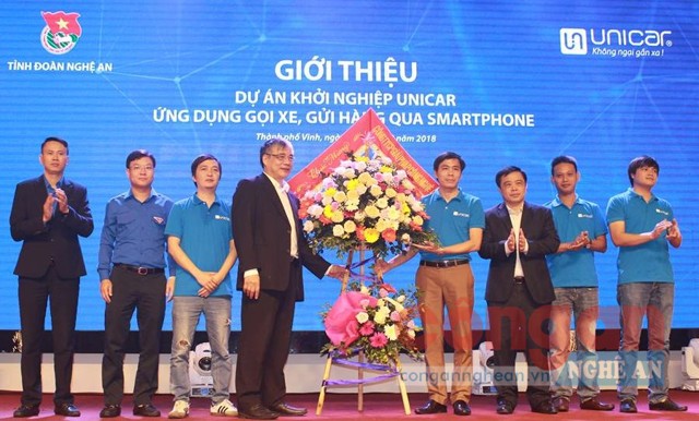 Đồng chí Huỳnh Thanh Điền, Phó Chủ tịch UBND tỉnh tặng hoa chúc mừng          dự án khởi nghiệp Unicar