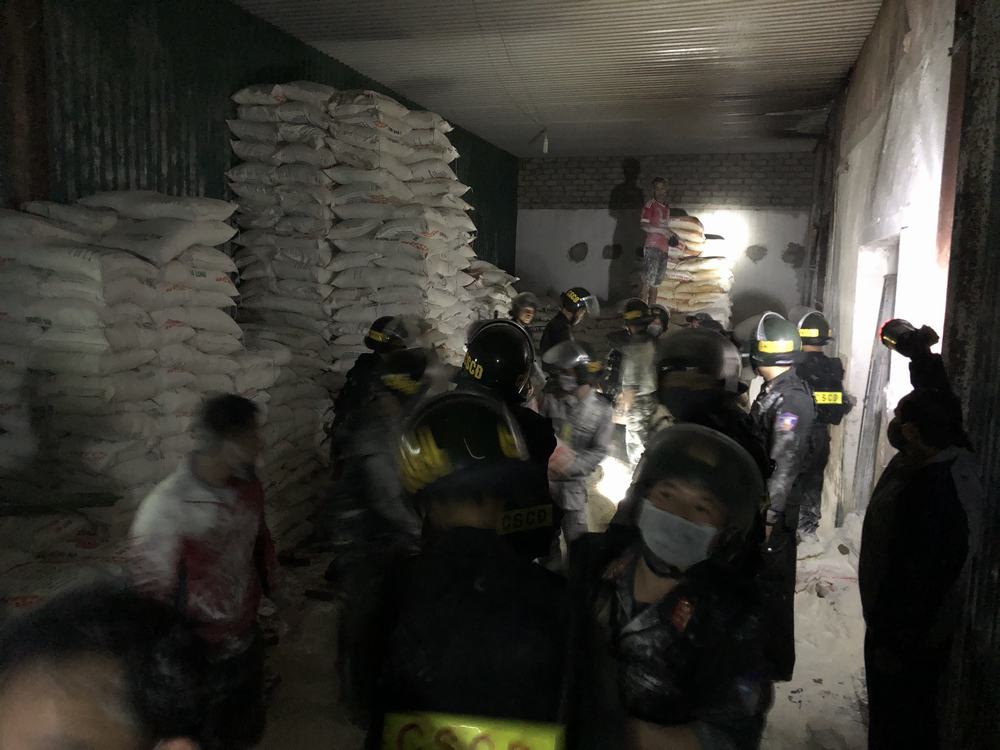 Giữa đêm lạnh,  CSCĐ giúp người dân vận chuyển hàng chục tấn bột mì ra khỏi kho hàng