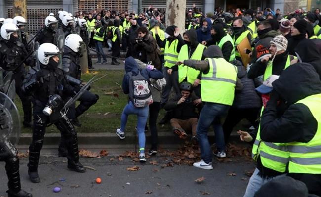 Những người biểu tình tại Bỉ đối đầu cảnh sát. Ảnh: Reuters