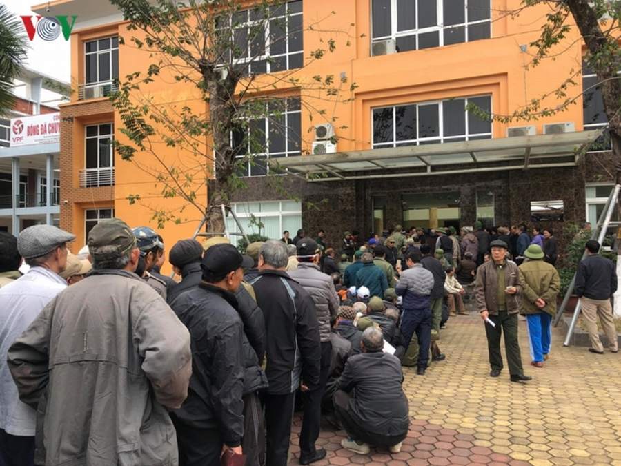 Hàng dài người hâm mộ xếp hàng bên ngoài trụ sở LĐBĐ Việt Nam.