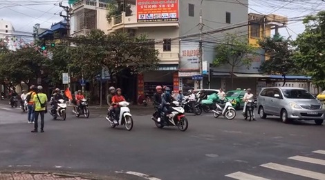 Chặn xe xin đường của một đoàn “phượt thủ” ở Nam Định (ảnh clip).