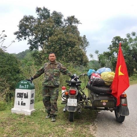 Anh Nguyễn Khánh Quỳnh trong một chuyến đi phượt để làm từ thiện.