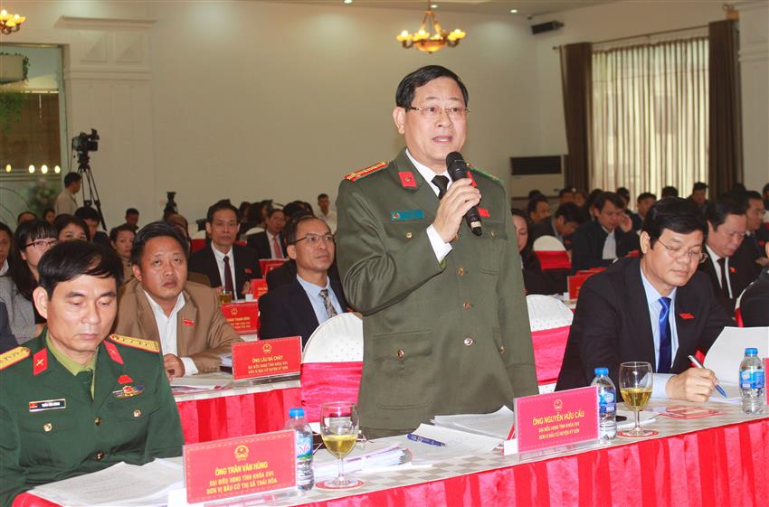 Đại biểu Nguyễn Hữu Cầu phát biểu tại phiên họp