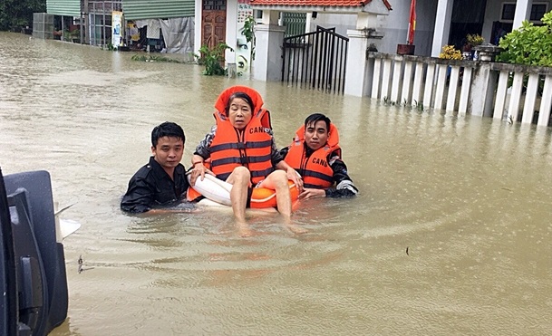 Các chiến sĩ Tiểu đoàn CSCĐ số 3 giúp dân trong mưa lũ.