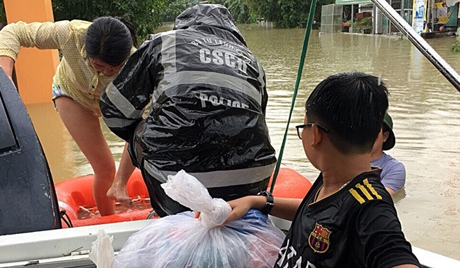 Nỗ lực di chuyển người dân đến nơi an toàn trong mưa to lũ lớn.