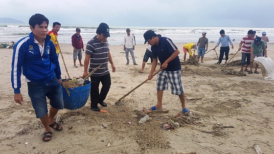 Ra quân dẹn dẹp rác ở bãi biển Đà Nẵng. Ảnh: VGP/Thế Phong