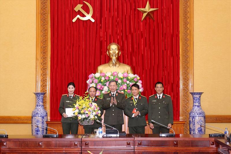 Bộ trưởng Tô Lâm tặng hoa chúc mừng tập thể lãnh đạo Đoàn Thể thao CAND tham dự Đại hội Thể thao toàn quốc lần thứ VIII năm 2018.