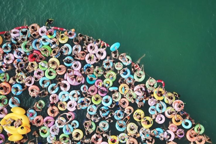 Người dân tập trung tại một hồ bơi ở Dương Châu, phía đông tỉnh Giang Tô, Trung Quốc ngày 5/8/2018. Ảnh: AFP