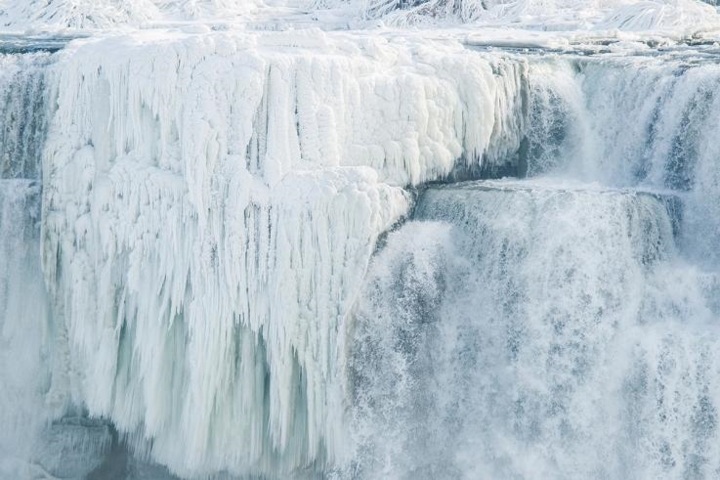 Khí hậu khắc nghiệt khiến thác Niagara đóng băng ngày 3/1/2018.