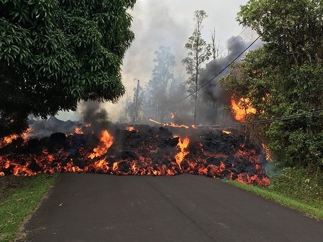 Ngày 15/5, vụ phun trào núi lửa Kilauea ở Hawaii đã gây nên cảnh tượng kinh hoàng với những cột khói trắng cao hơn 3,5km bốc lên, nham thạch phun trào sáng rực bầu trời đêm, mọi thừ từ nhà cửa, rừng cây đến đường xá đều bị thiêu rụi./. Ảnh: Getty