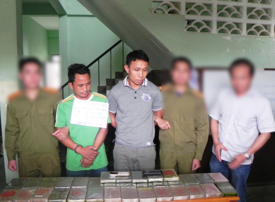 Hai đối tượng người Lào cùng tang vật 33 bánh heroin trong Chuyên án 088Av. Ảnh: CTV