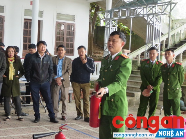 Trung tá Trương Xuân Cường -  Phó Trưởng Công An huyện Anh Sơn lên lớp tại buổi tập huấn.