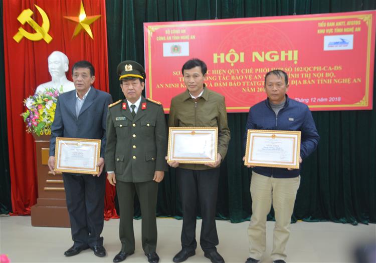 Đại tá Nguyễn Tiến Dần – Phó giám đốc Công an tỉnh trao giấy khen cho các cá nhân, tập thể các đơn vị đường sắt đóng trên địa bàn tỉnh.
