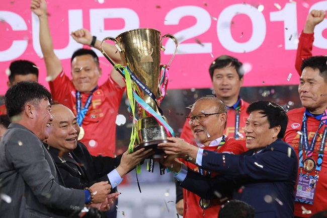 Thủ tướng Nguyễn Xuân Phúc trao cúp vô địch bóng đá Đông Nam Á 2018 cho Đội tuyển Việt Nam