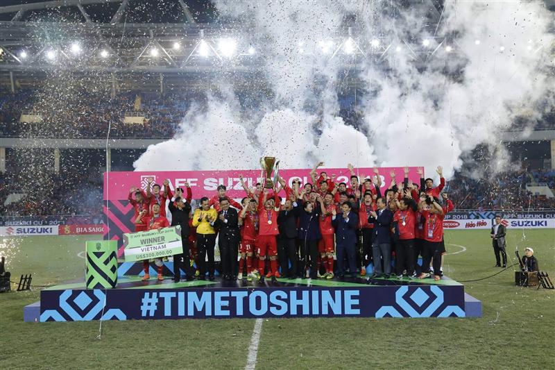 Thủ tướng Nguyễn Xuân Phúc trao cúp vô địch bóng đá Đông Nam Á 2018 cho Đội tuyển Việt Nam. Ảnh: VGP