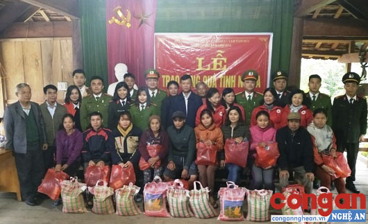 Công an huyện Anh Sơn cùng Hội chữ thập đỏ phường Trung Hòa – quận Cầu Giấy (Hà Nội) và Câu lạc bộ Tâm Đức trao quà cho các hộ gia đình