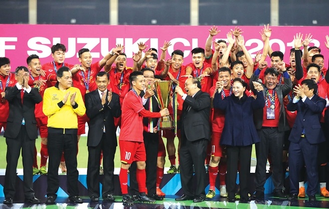 Thủ tướng Nguyễn Xuân Phúc và Chủ tịch Quốc hội Nguyễn Thị Kim Ngân trao cúp vô địch AFF Suzuki Cup 2018 cho đội tuyển Việt Nam. Ảnh: TTXVN