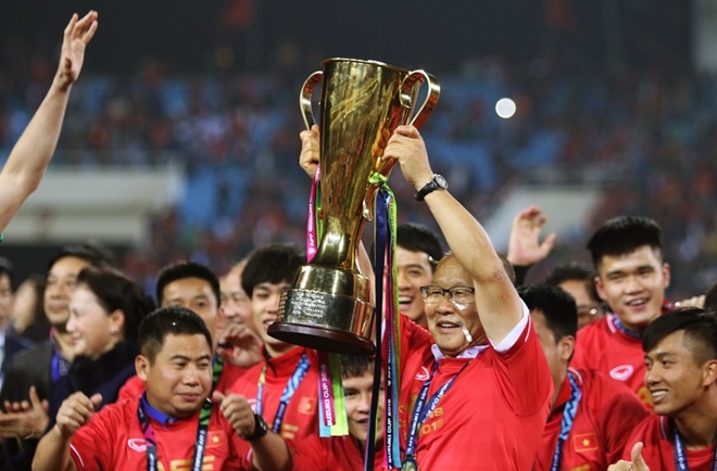 HLV Park Hang-seo cùng các cầu thủ đội tuyển Việt Nam nâng cao chiếc cúp vô địch.