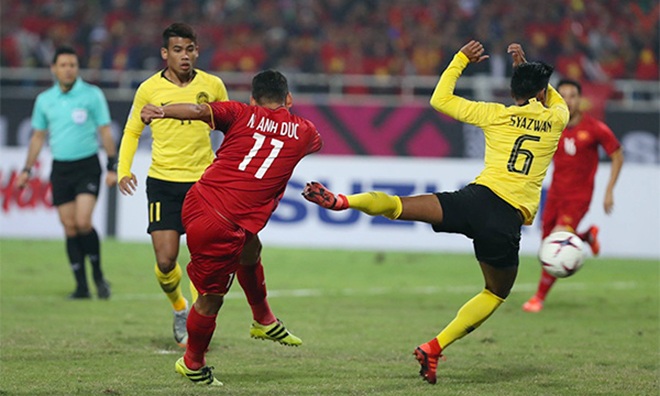 Khoảnh khắc đầu tiên mà mỗi CĐV yêu bóng đá Việt Nam nhớ tới đầu tiên trong trận chung kết giàu cảm xúc tối qua hẳn nhiên chính là cú ra chân vô-lê của Anh Đức tung lưới thủ thành Malaysia.